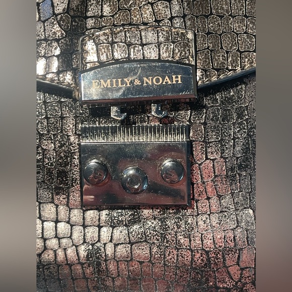 Emily and Noah Black Silver Adjustable cross-body metallic purse - Picture 15 of 16